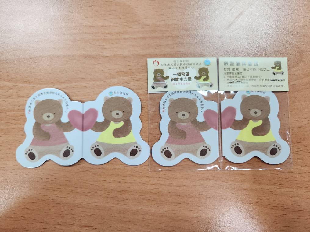 小麥熊（Bear Mai）為本中心推動大使，因此於製作善終三法相關小物時，我們也會常以小麥熊為主角，希望藉由可愛又吸睛的小麥熊，傳遞善終三法的理念，並進一步付諸行動。