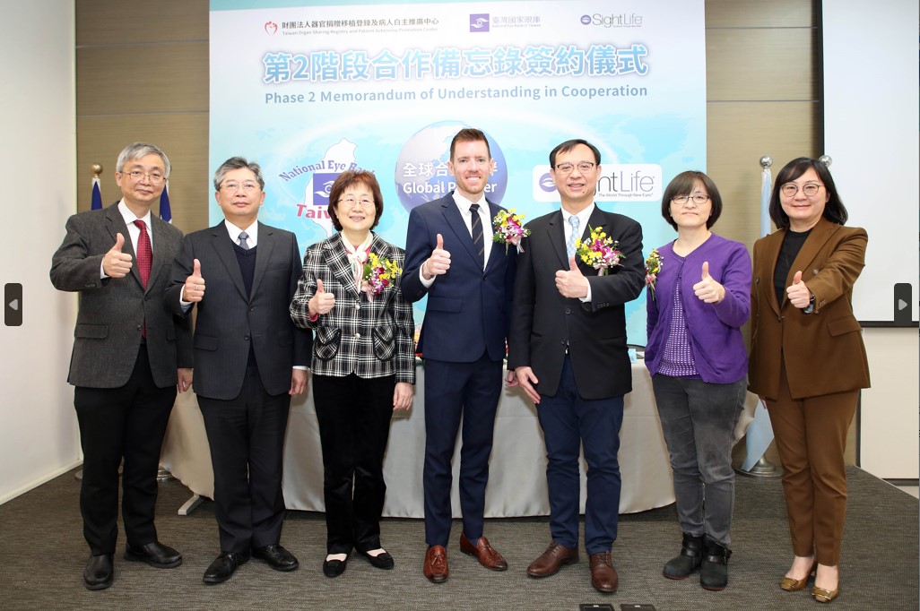 當日簽約記者會出席貴賓，左起為本中心李章銘董事、中華民國眼科醫學會陳建同理事長、臺灣國家眼庫胡芳蓉主持人、美國SightLife衛生組織亞洲區副總裁Patrick Emery、本中心石崇良董事長、劉越萍執行長及張宏如董事合影。