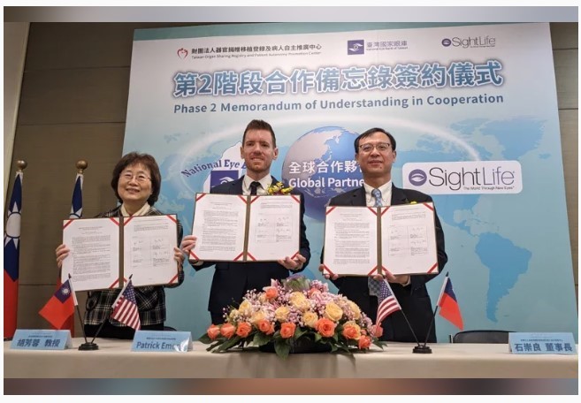 器捐中心今與SightLife簽訂第二階段合作備忘錄(MOU)。左起為台灣國家眼庫計畫主持人兼醫學主管胡芳蓉、SightLife亞洲區總裁Patrick Emery、器捐中心董事長石崇良。記者邱怡君/攝影